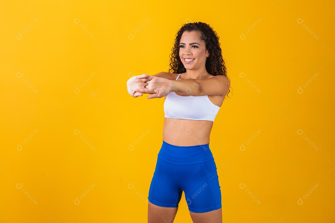 Jovem afro que se estende sobre fundo amarelo com espaço para