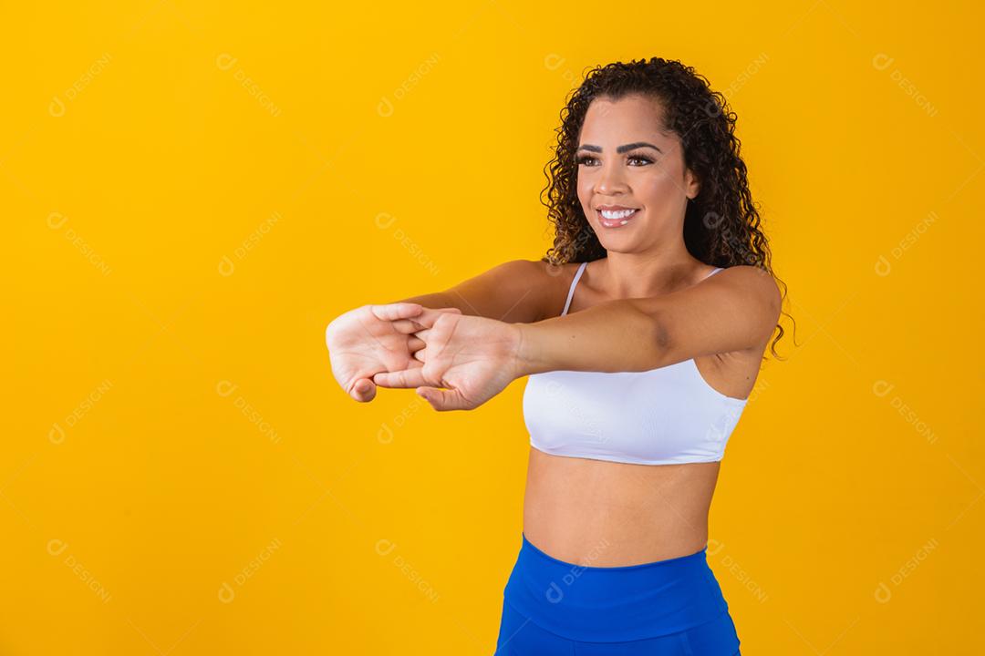 Jovem afro que se estende sobre fundo amarelo com espaço para