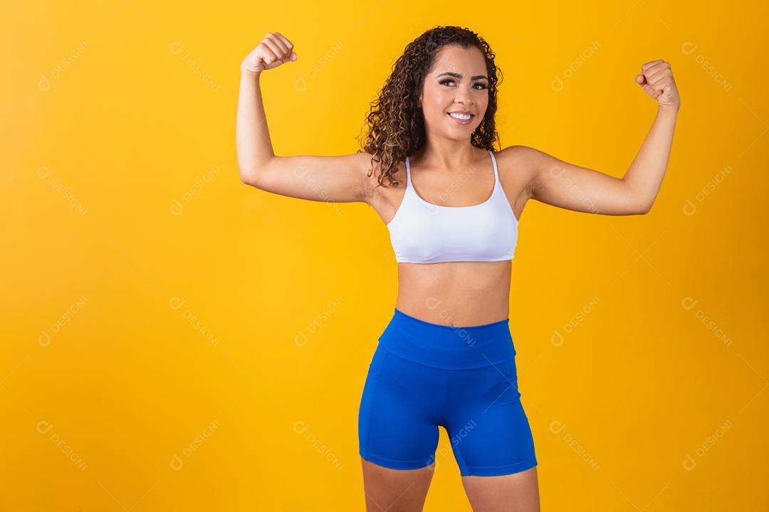 Imagem de garota afro-americana forte e confiante, flexionando o bic