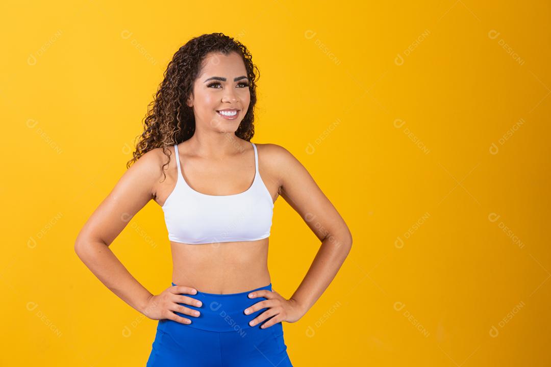 Bela jovem afro em roupa de fitness sorrindo