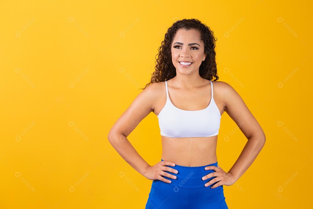 Bela jovem afro em roupa de fitness sorrindo