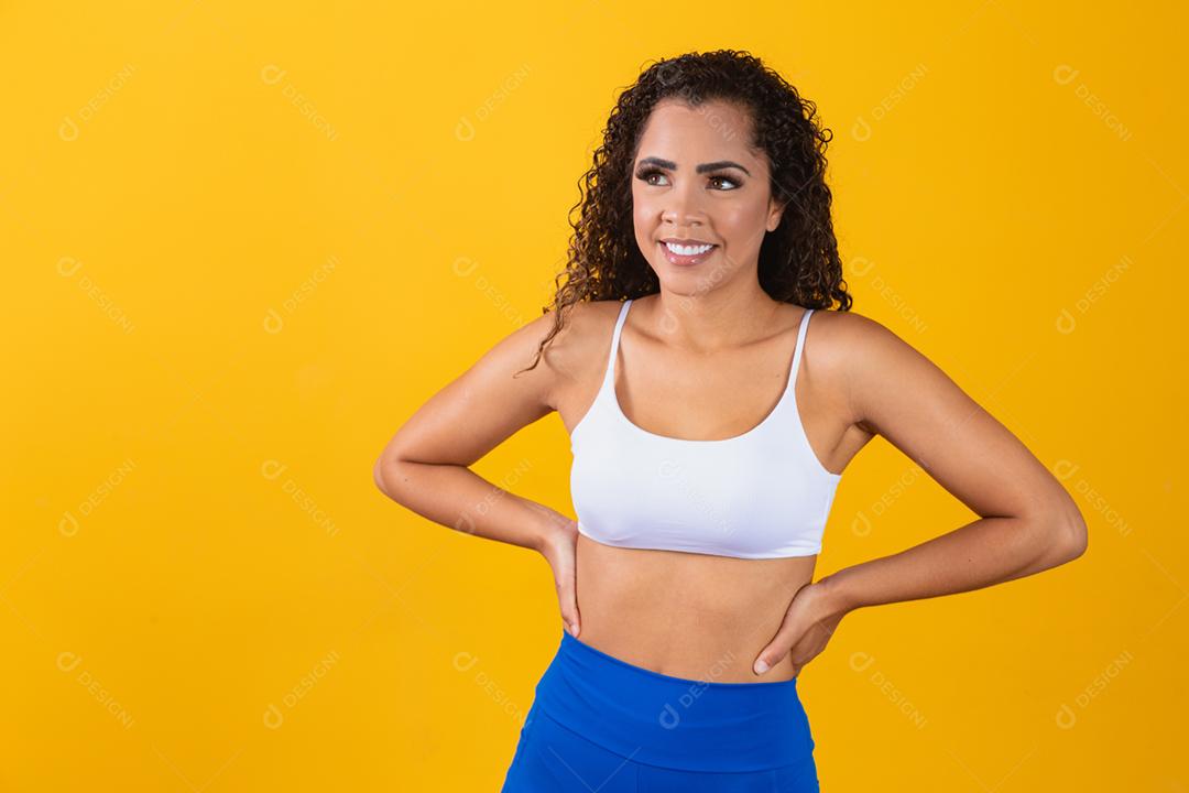 Bela jovem afro em roupa de fitness sorrindo
