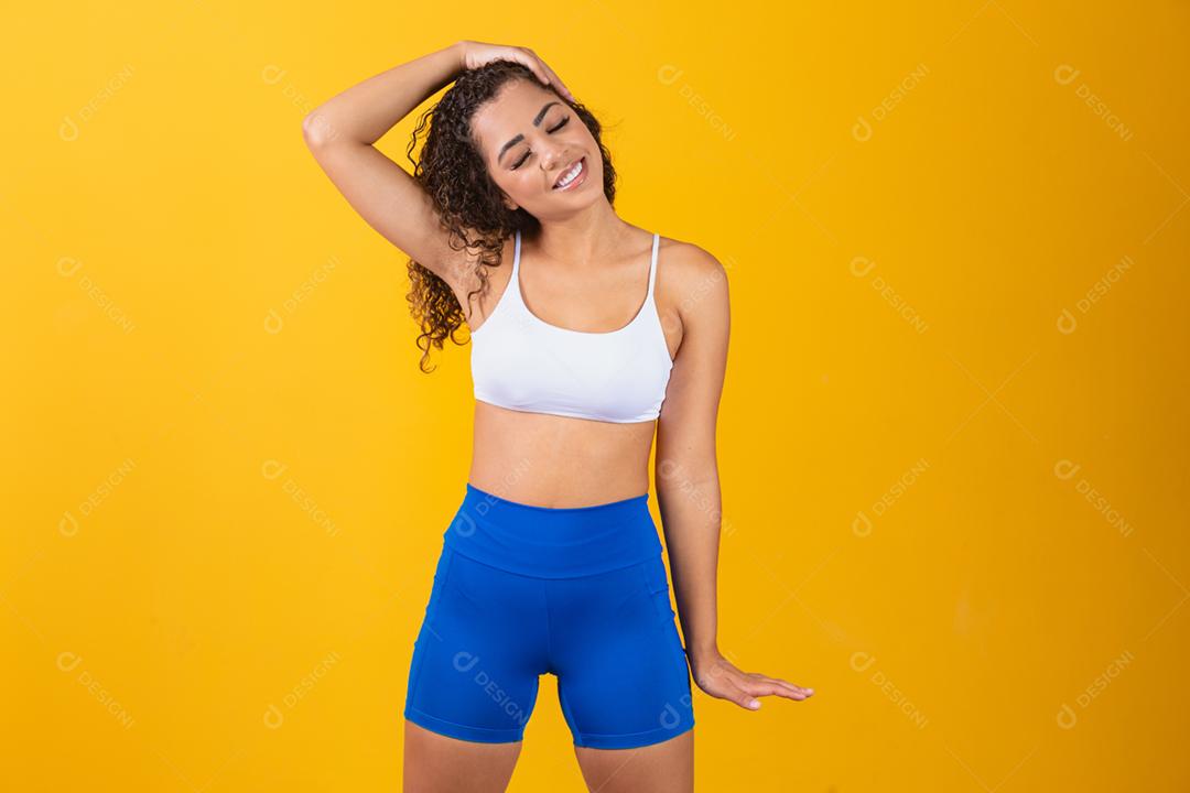 jovem afro esticando o pescoço