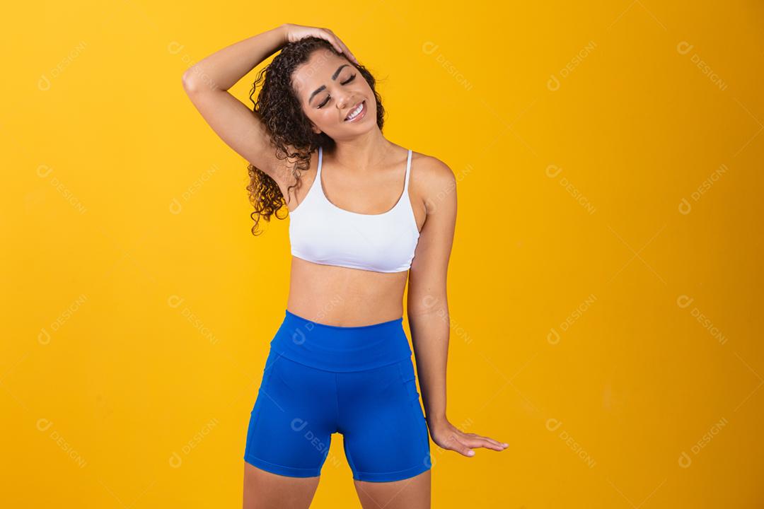 jovem afro esticando o pescoço