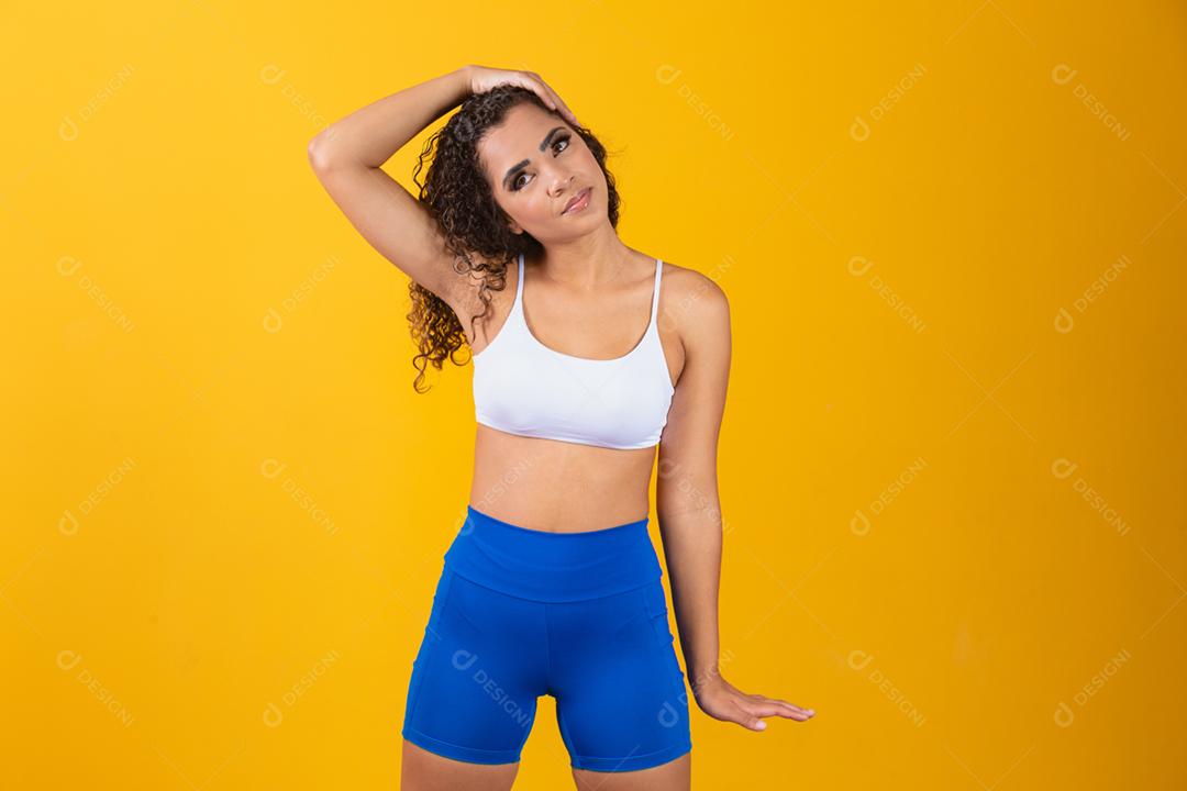 jovem afro esticando o pescoço