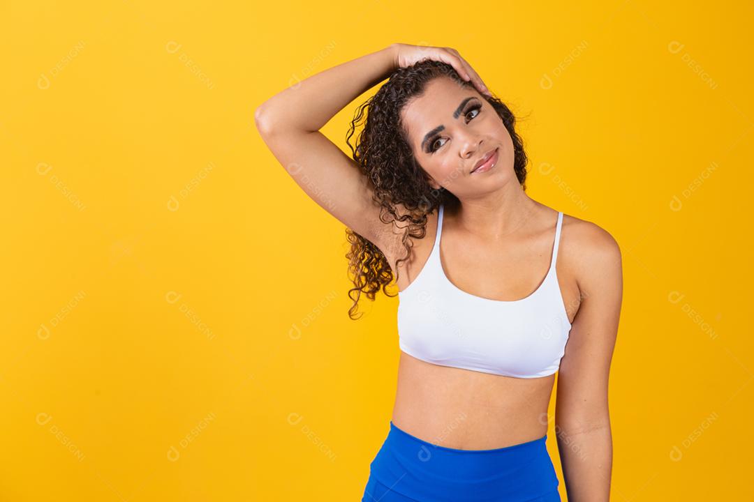 jovem afro esticando o pescoço