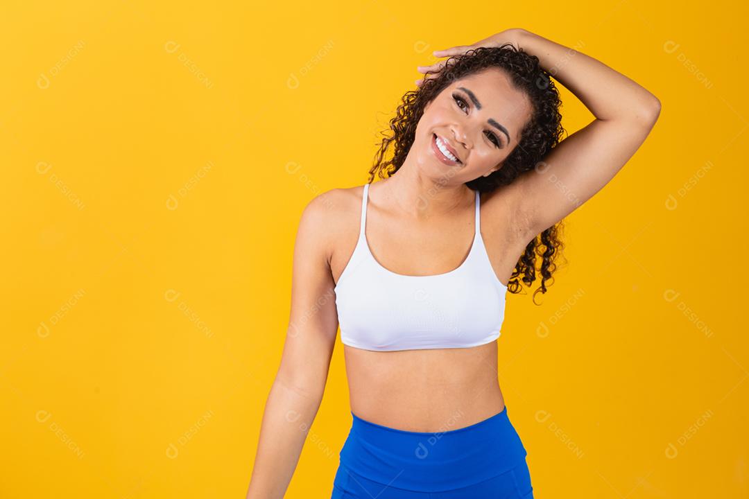 jovem afro esticando o pescoço