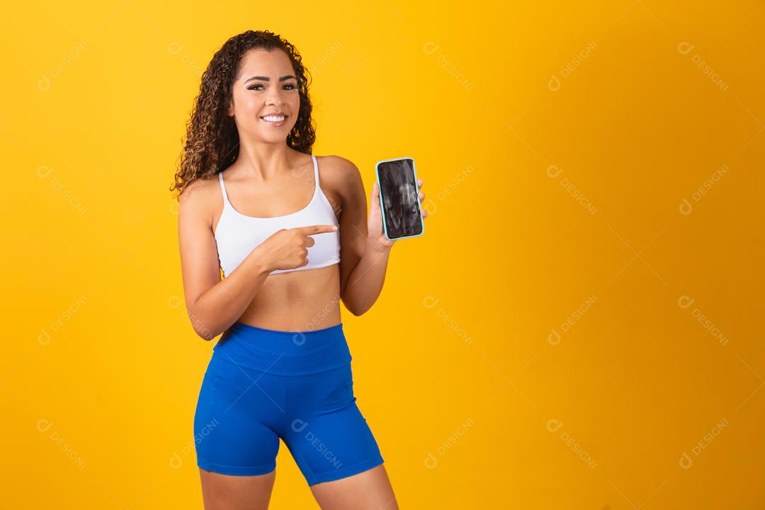 Aplicativo de esportes. Retrato de jovem animado em forma segurando e mostrando