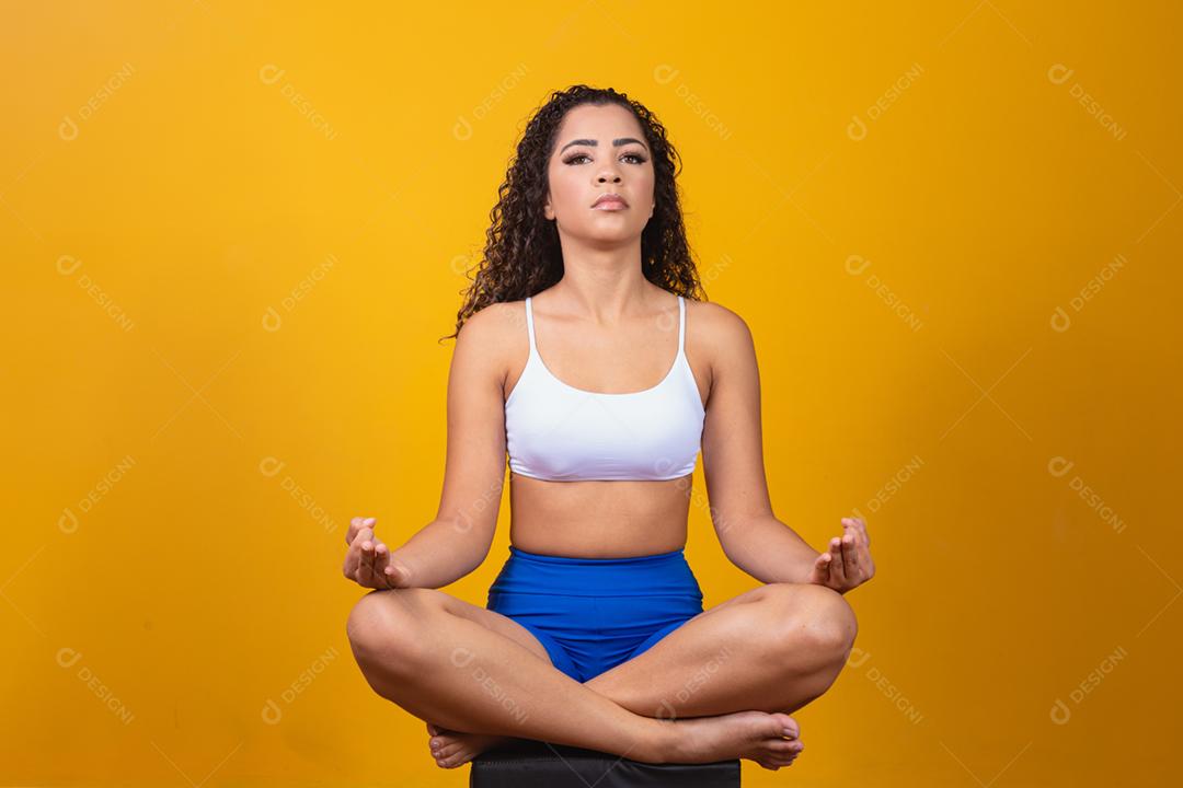 Conceito de pessoas, paz e meditação. Calma jovem afro prac
