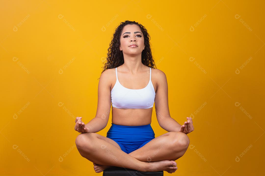 Conceito de pessoas, paz e meditação. Calma jovem afro prac