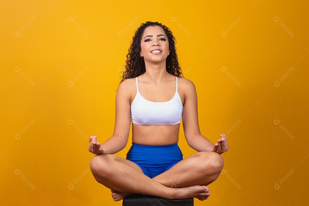 Conceito de pessoas, paz e meditação. Calma jovem afro prac
