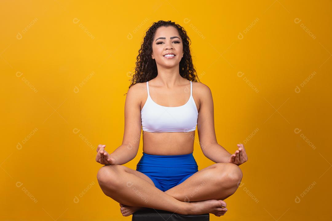 Conceito de pessoas, paz e meditação. Calma jovem afro prac