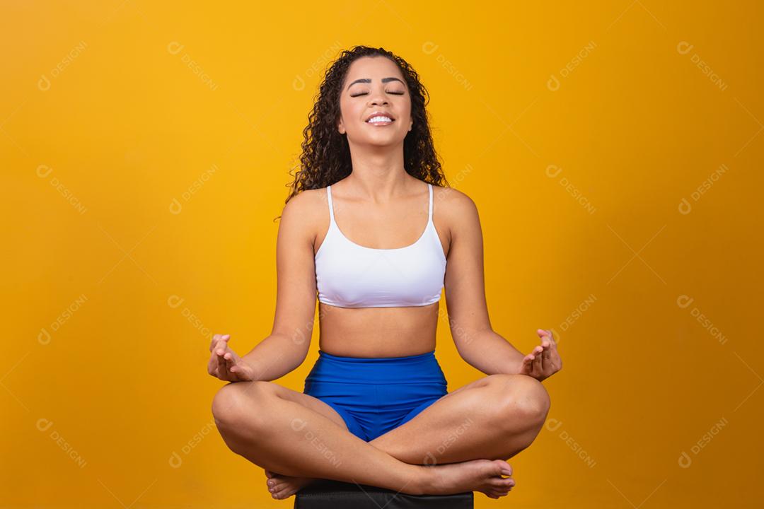 Conceito de pessoas, paz e meditação. Calma jovem afro prac