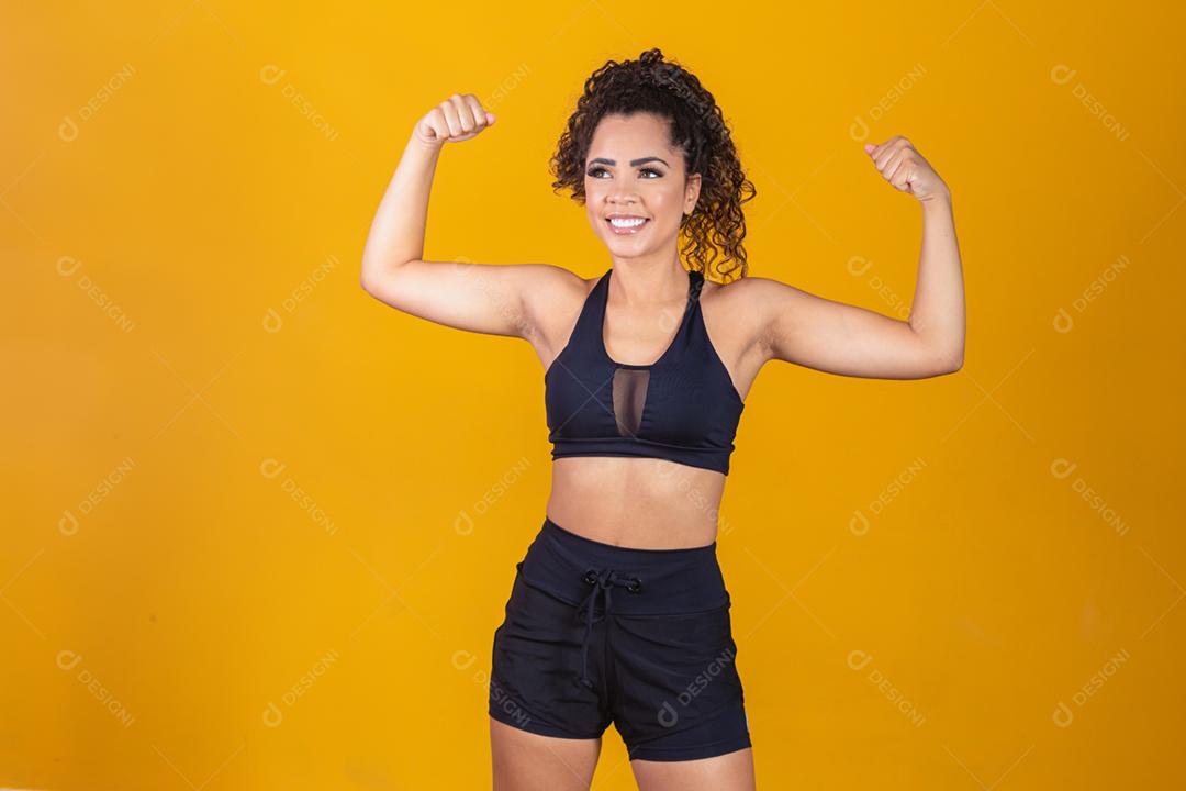 Imagem de garota afro-americana forte e confiante, flexionando o bic