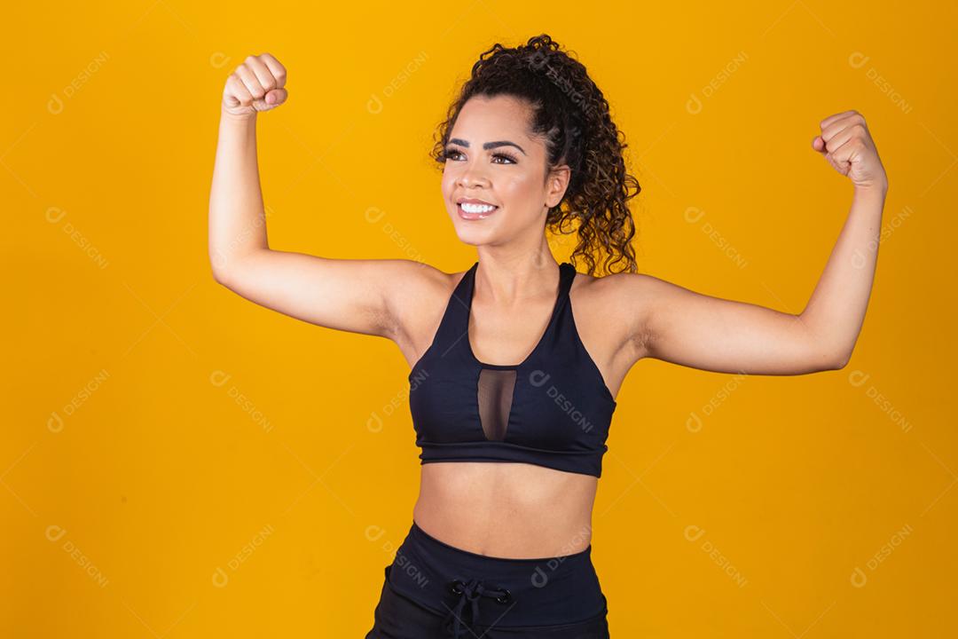 Imagem de garota afro-americana forte e confiante, flexionando o bic