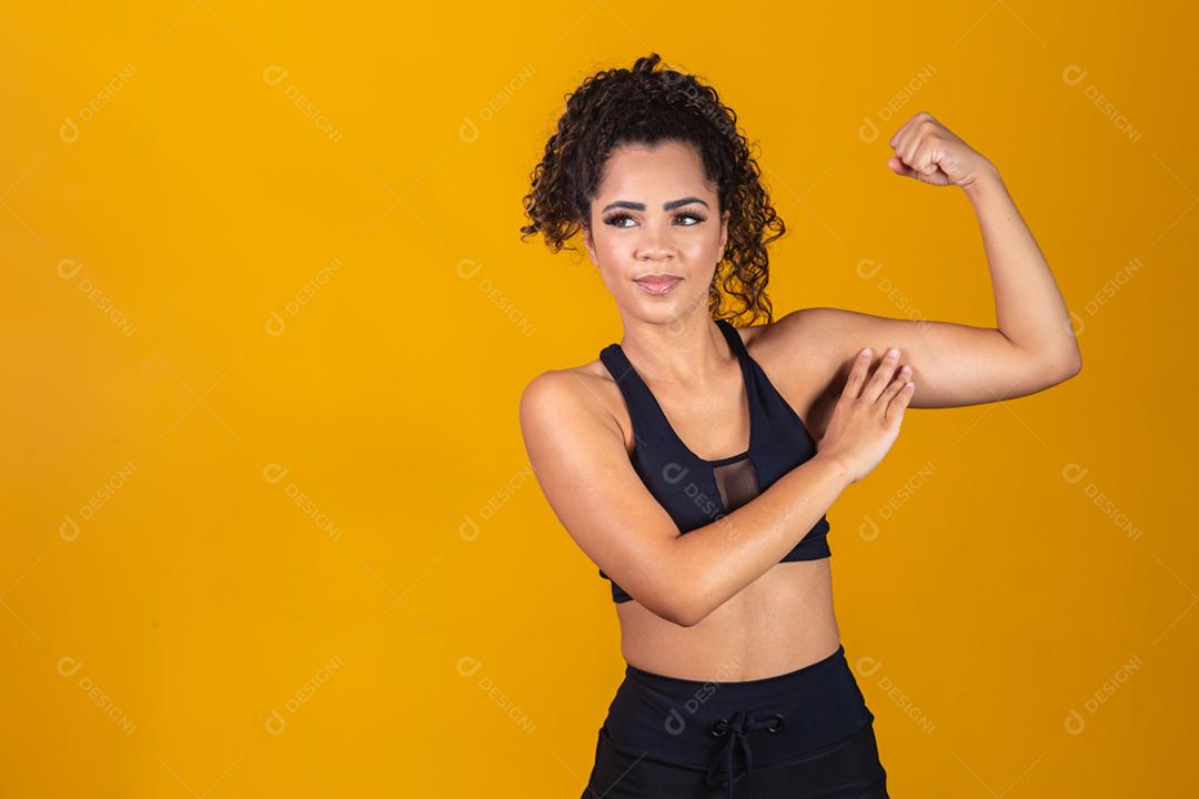 Imagem de garota afro-americana forte e confiante, flexionando o bic