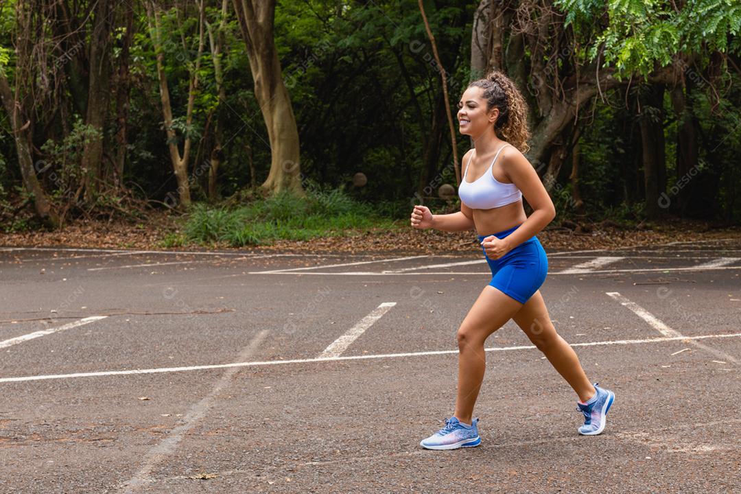 jovem correndo na rua