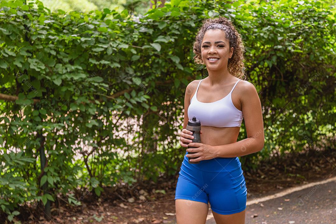 Uma Mulher se exercitando no parque Imagem JPG