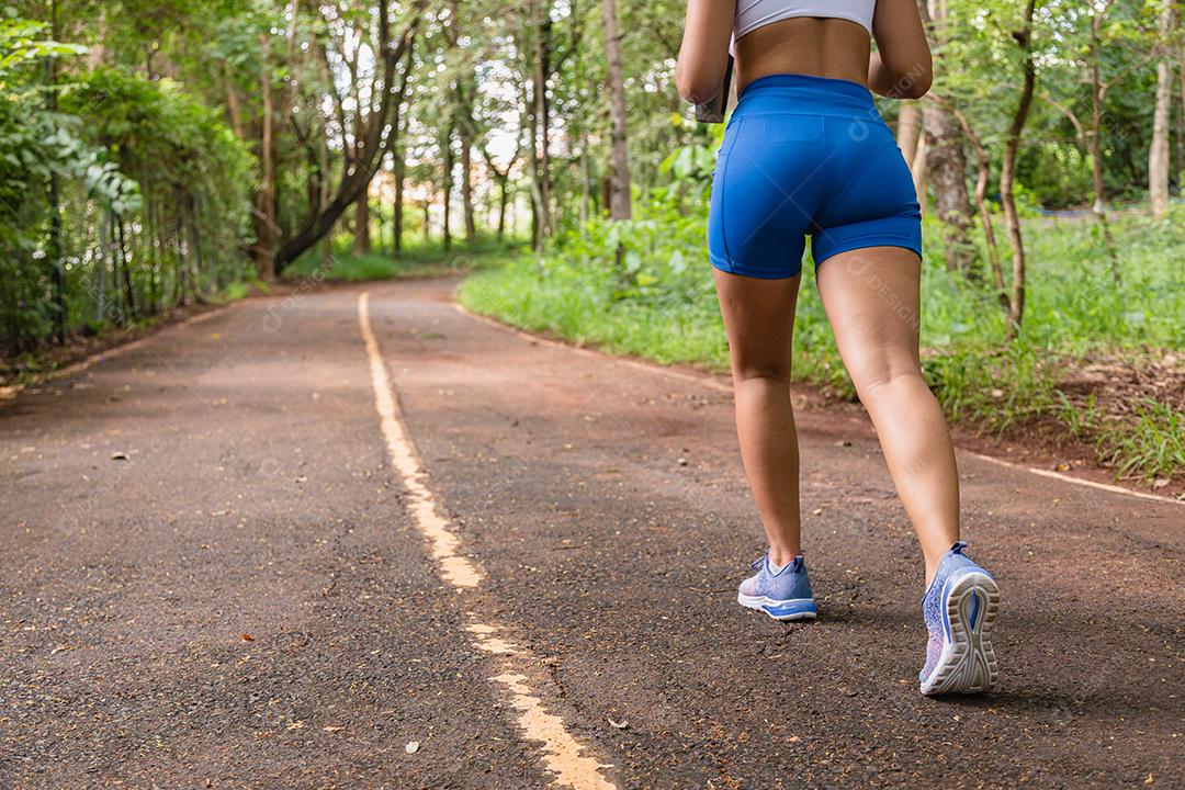 Uma Mulher se exercitando no parque Imagem JPG