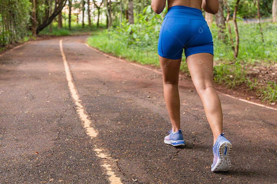 Uma Mulher se exercitando no parque Imagem JPG