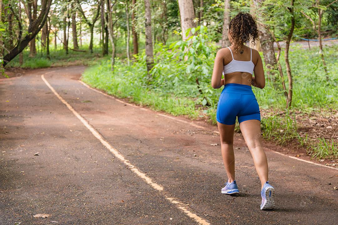 Uma Mulher se exercitando no parque Imagem JPG