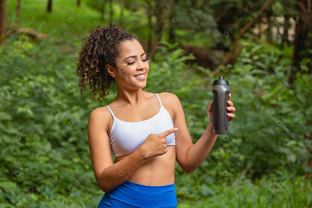 Uma Mulher se exercitando no parque Imagem JPG