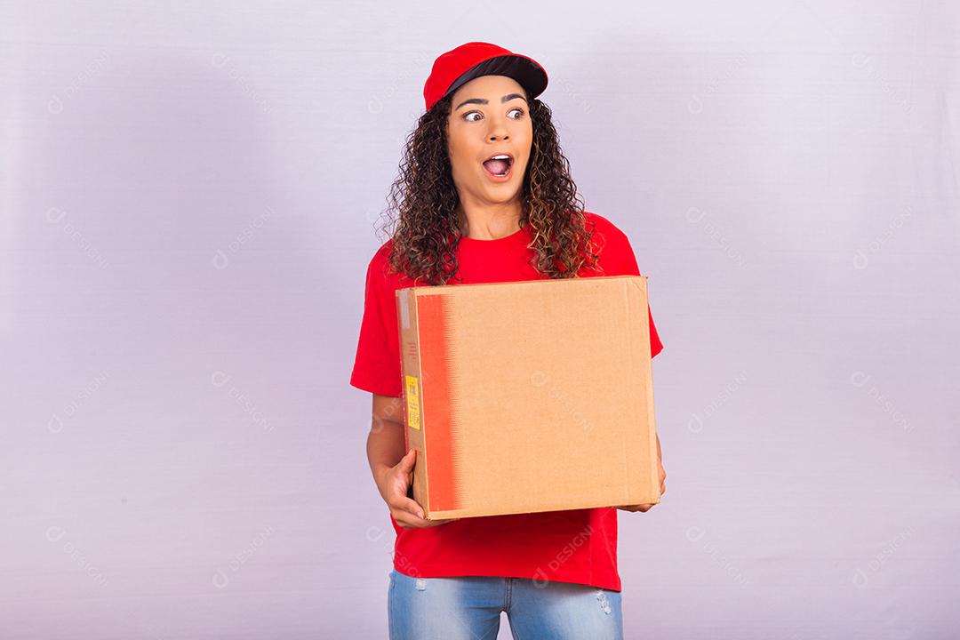 mulher excitada com uma caixa de papelão vestida como entregadora
