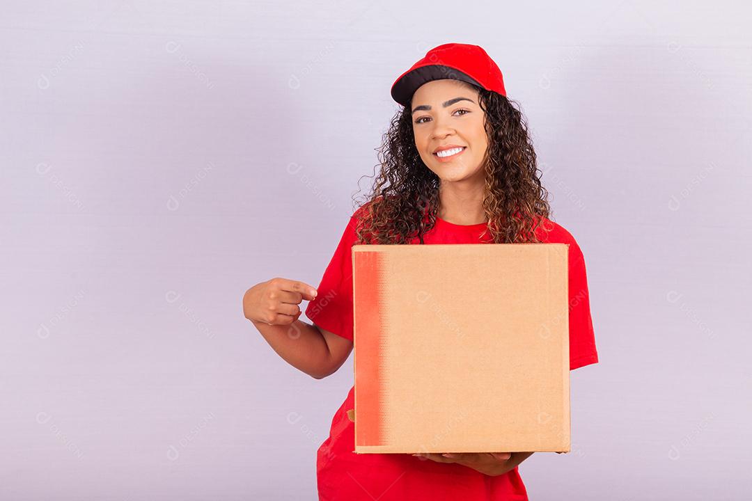mulher excitada com uma caixa de papelão vestida como entregadora