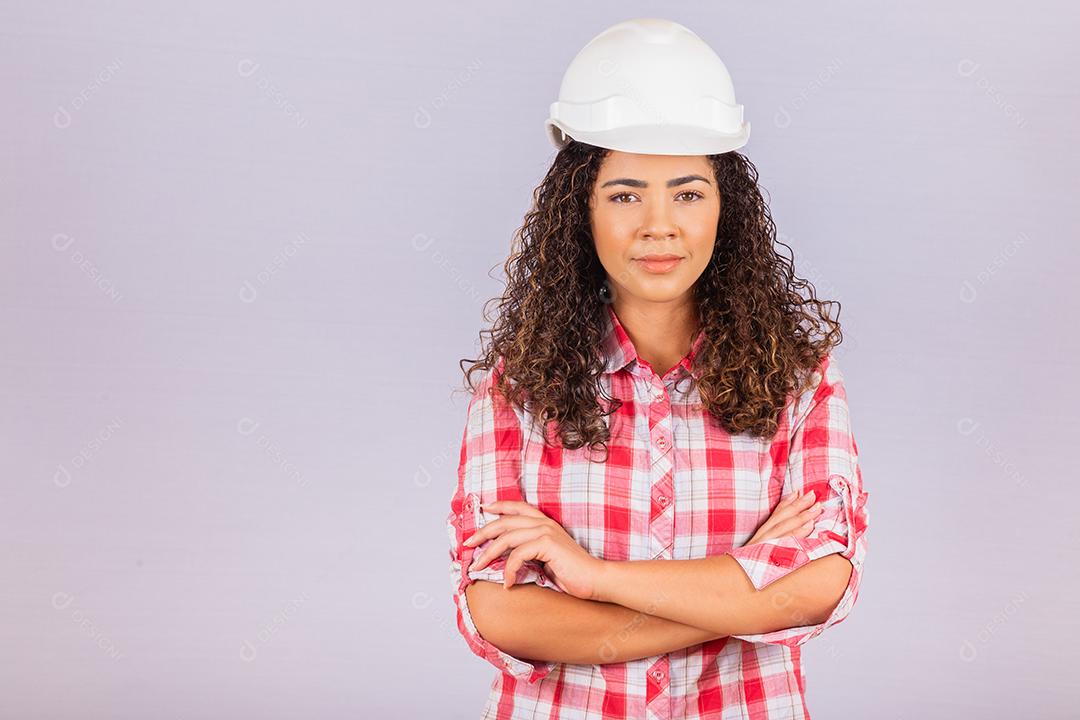 jovem engenheira ou arquiteta com capacete protetor