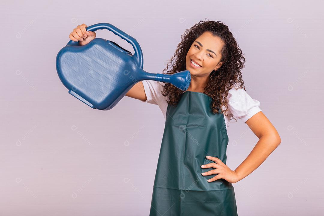 mulher segurando um regador