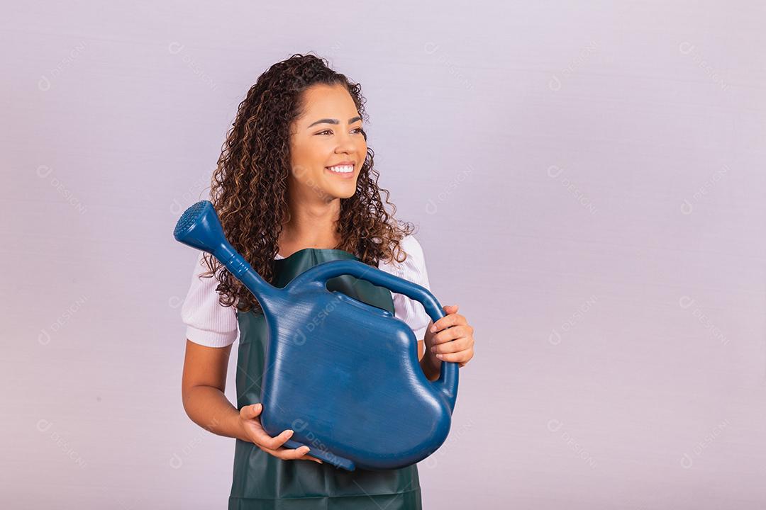 mulher segurando um regador