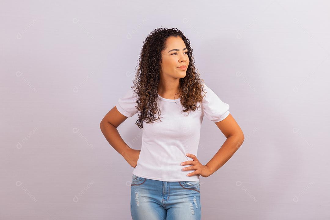 Mulher afro com cabelos cacheados sorrindo para a câmera