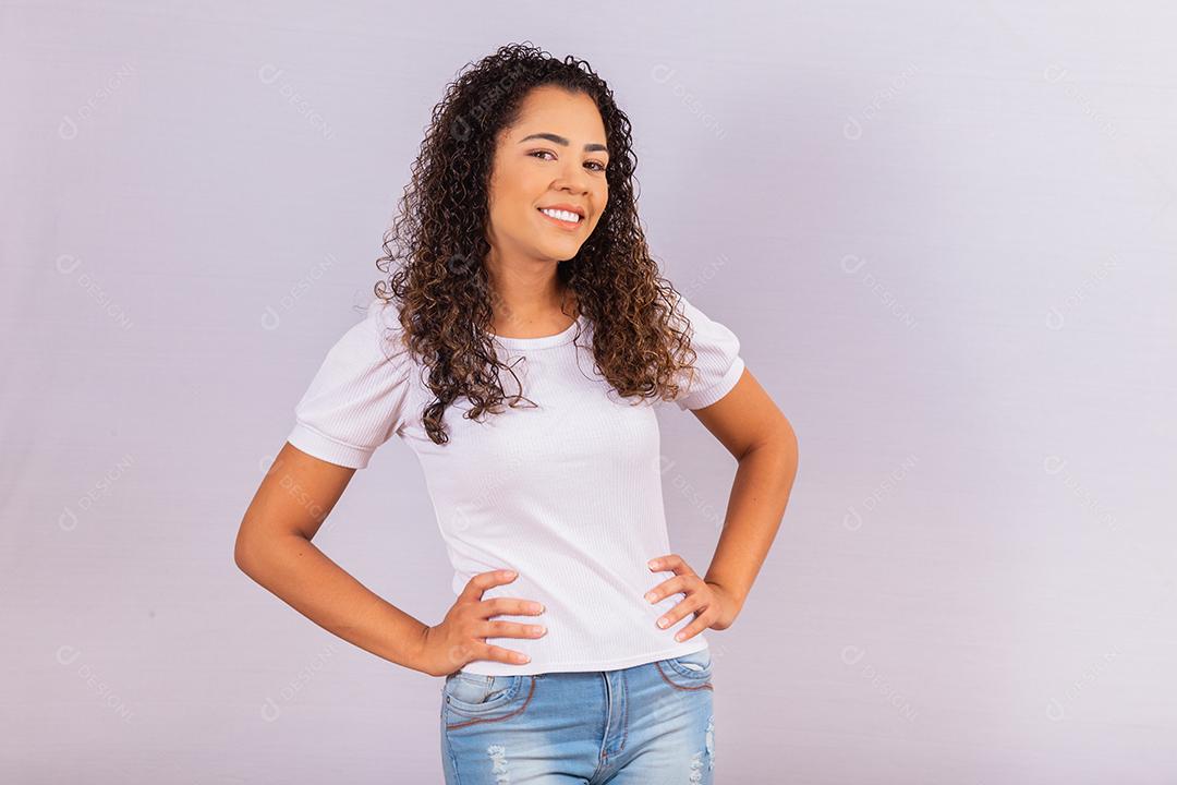 linda mulher sorrindo cabelo cacheado fotos imagem