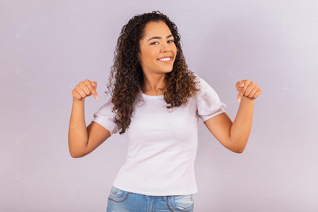 Jovem afro apontando para baixo