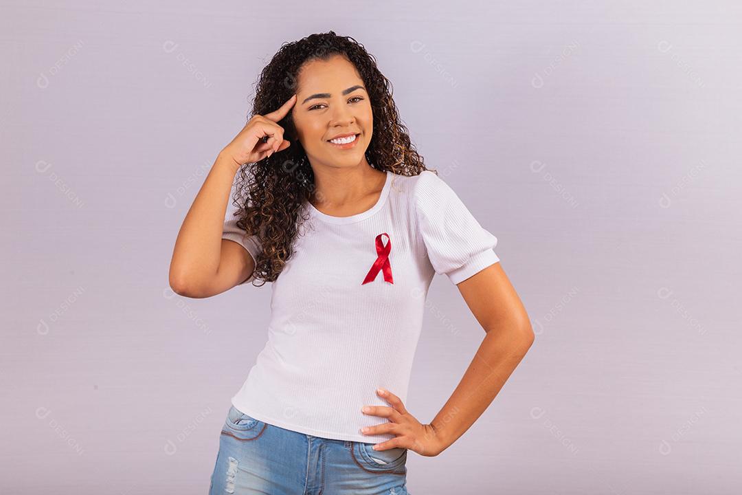 Jovem mulher com fita vermelha de conscientização de prevenção do HIV.