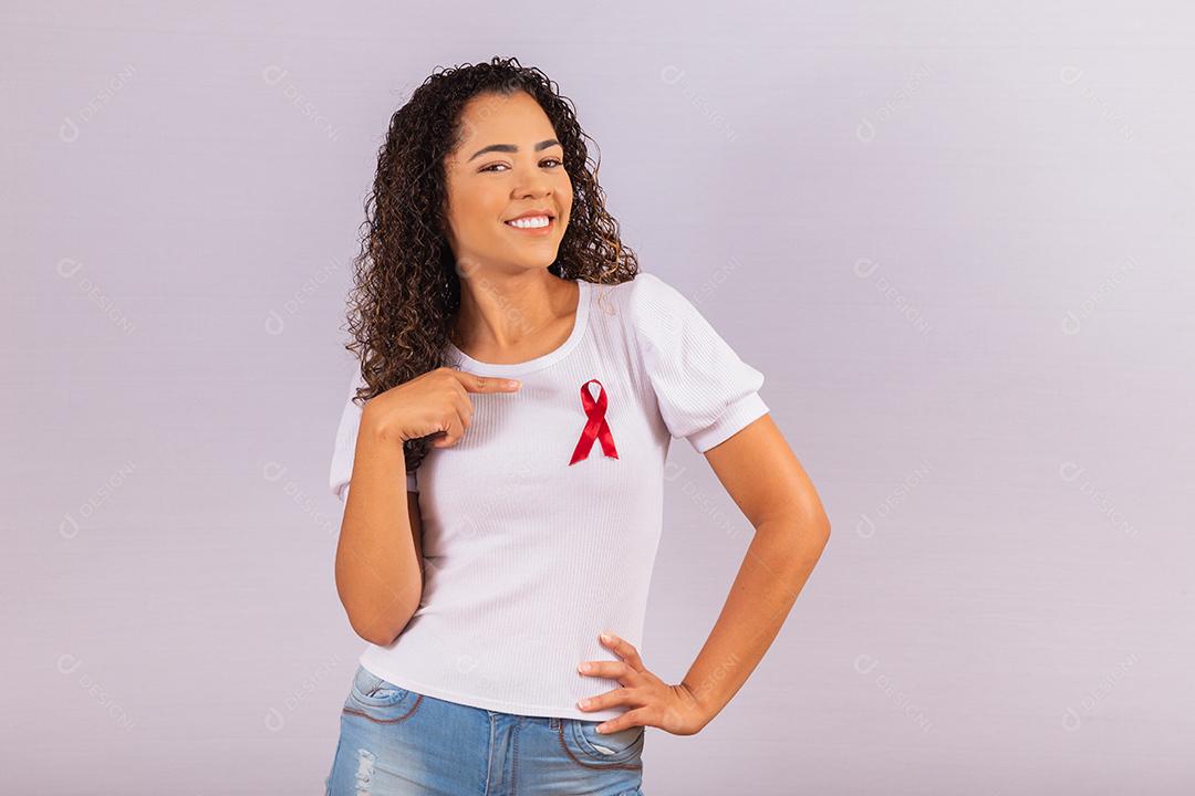 Jovem mulher com fita vermelha de conscientização de prevenção do HIV.