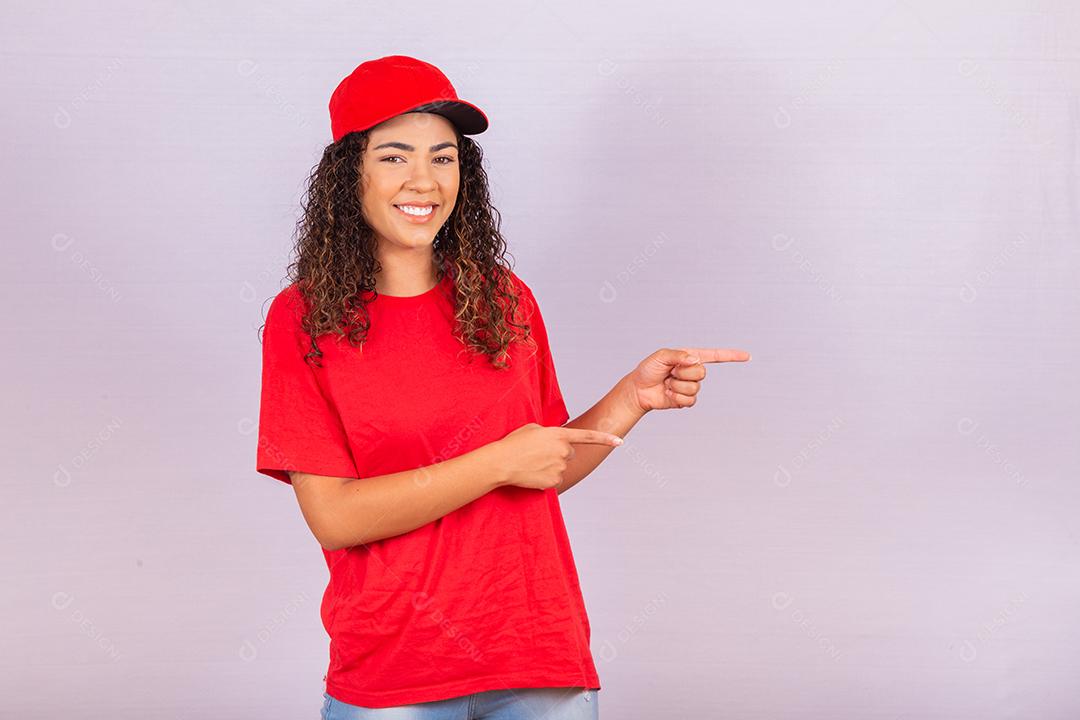 Empregada de entrega mulher de boné vermelho camiseta em branco uniforme correio de trabalho em serviço