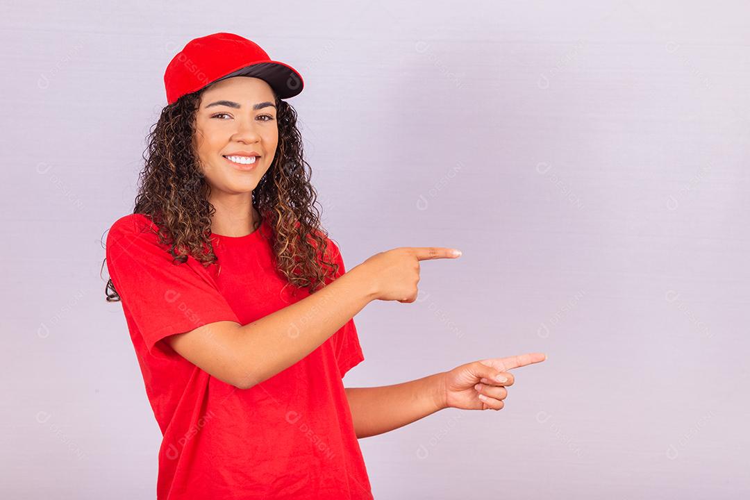 Empregada de entrega mulher de boné vermelho camiseta em branco uniforme correio de trabalho em serviço