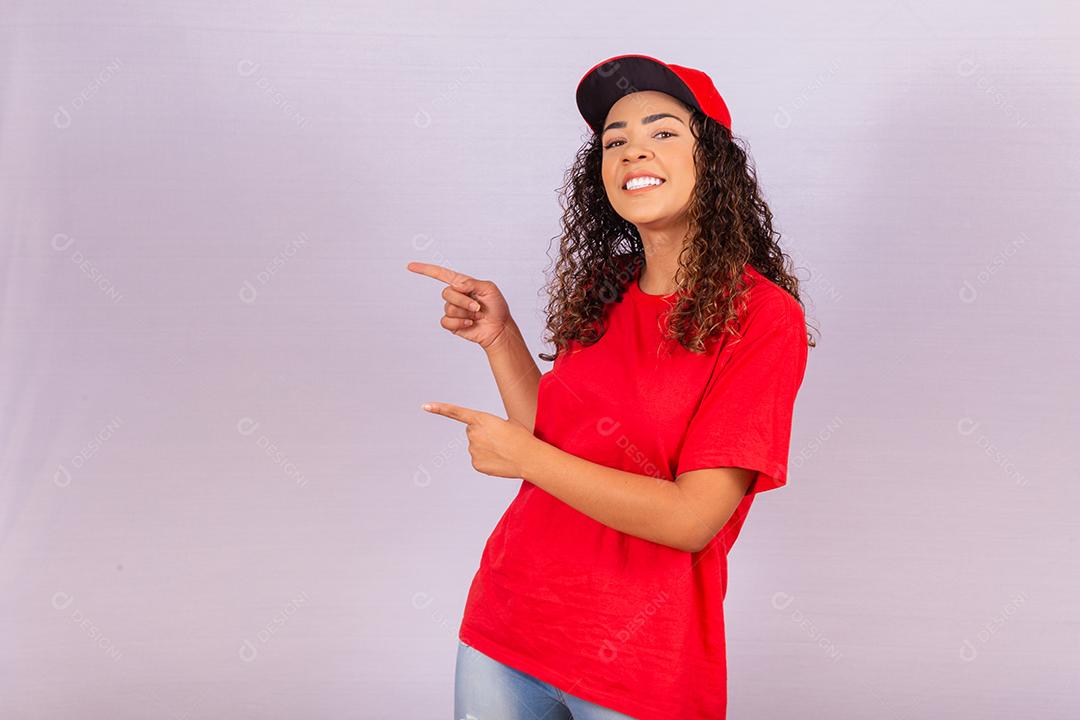 Empregada de entrega mulher de boné vermelho camiseta em branco uniforme correio de trabalho em serviço