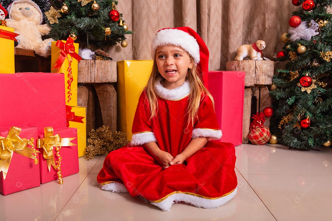 Adorável menina criança vestida com roupa de natal.