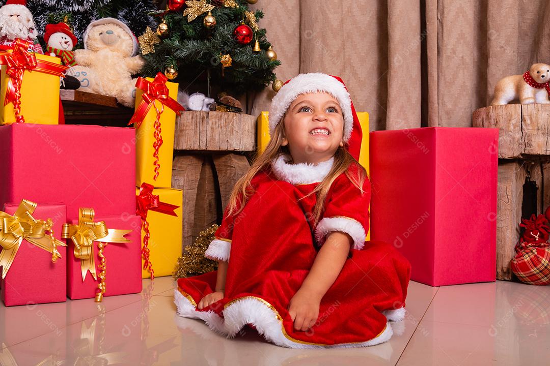 Adorável menina criança vestida com roupa de natal.