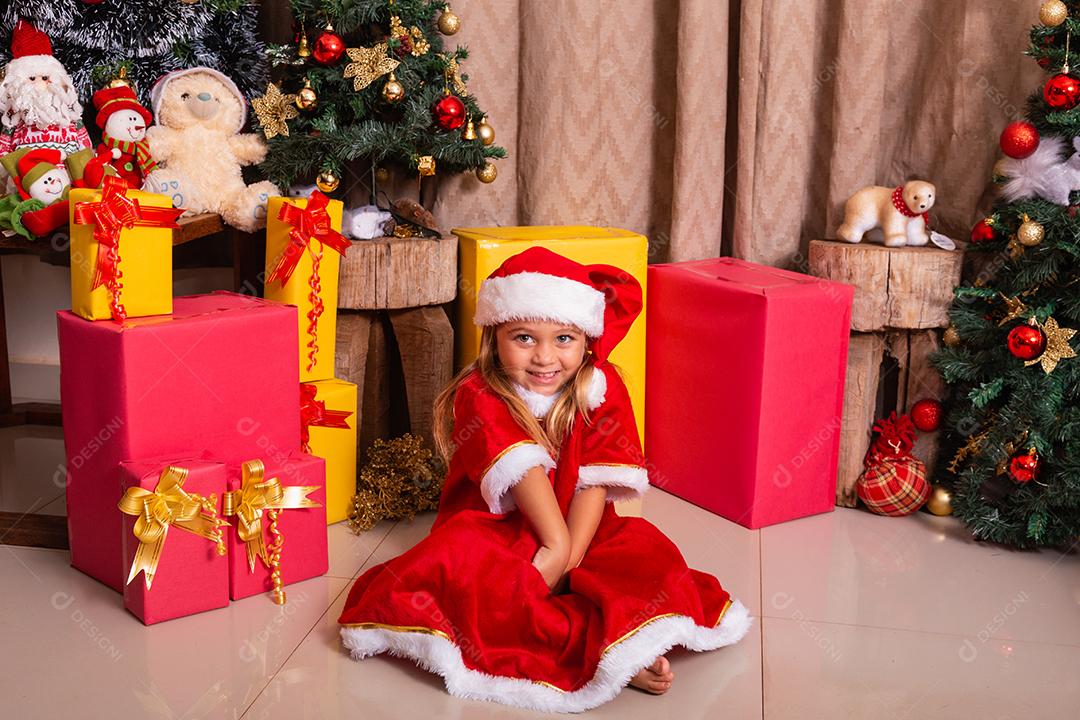 Adorável menina criança vestida com roupa de natal.