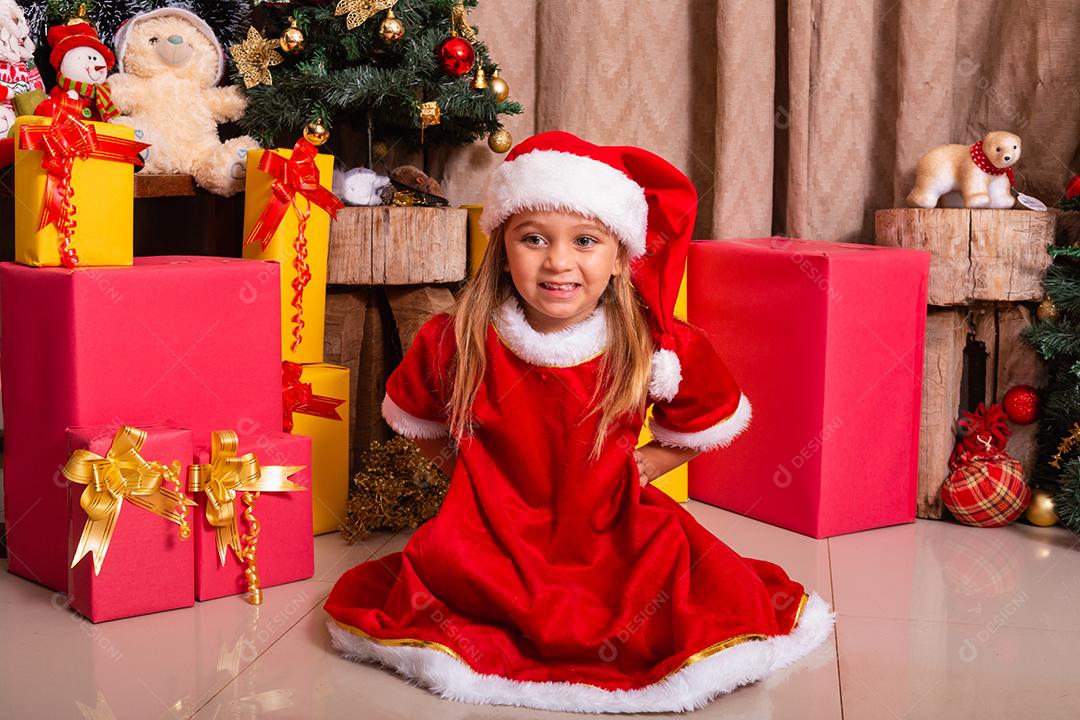 Adorável menina criança vestida com roupa de natal.