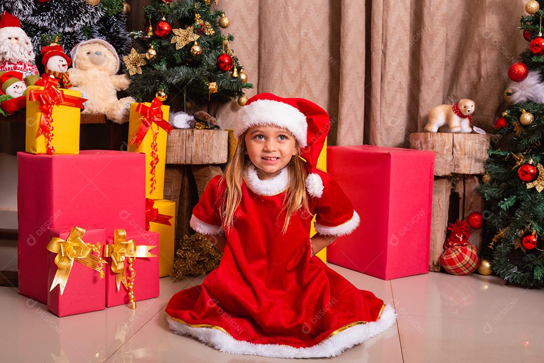 Adorável menina criança vestida com roupa de natal.