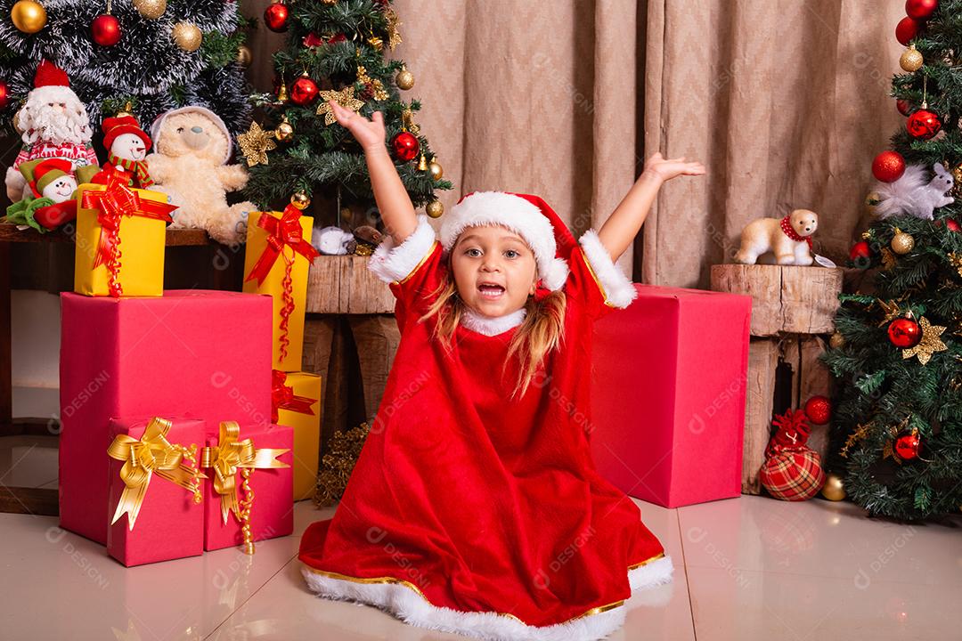 Adorável menina criança vestida com roupa de natal.