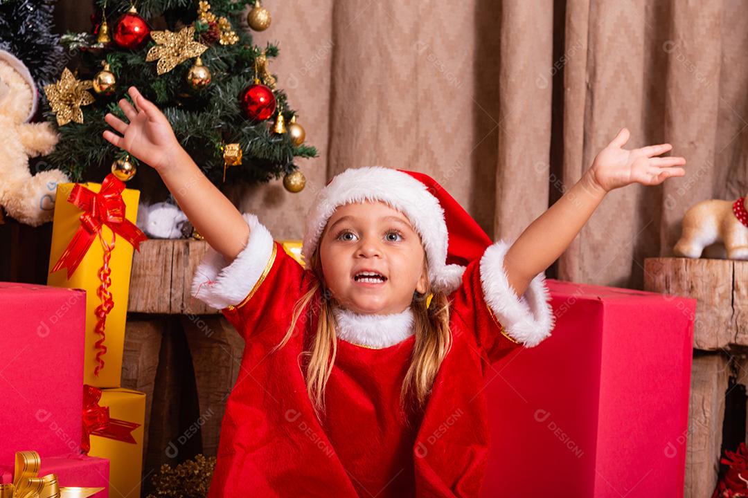 Adorável menina criança vestida com roupa de natal.