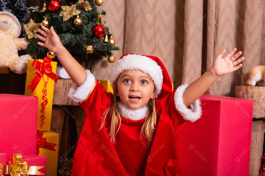 Adorável menina criança vestida com roupa de natal.