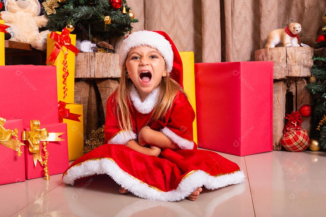 Adorável menina criança vestida com roupa de natal.