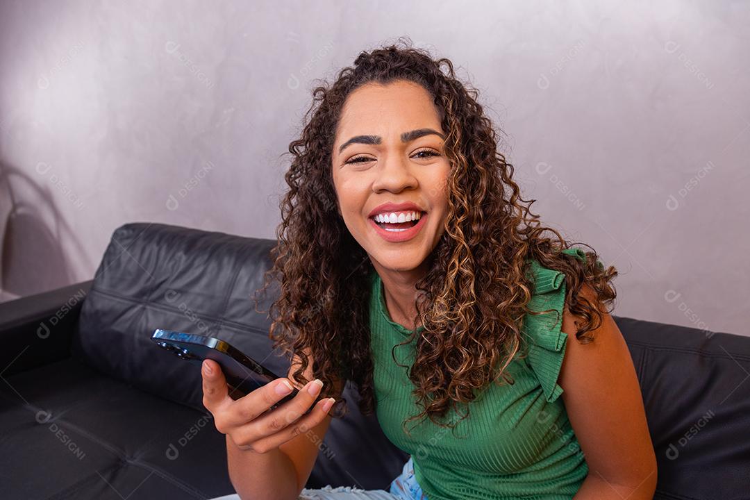 Linda Mulher sorrindo com celular na mão Imagem JPG