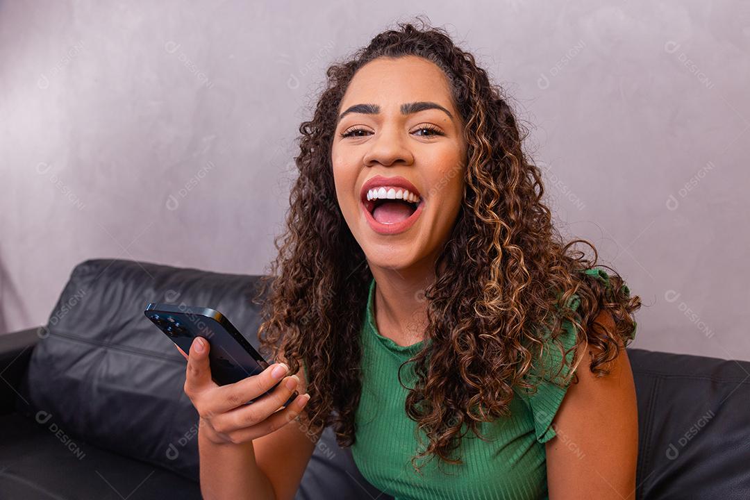 Linda Mulher sorrindo com celular na mão Imagem JPG